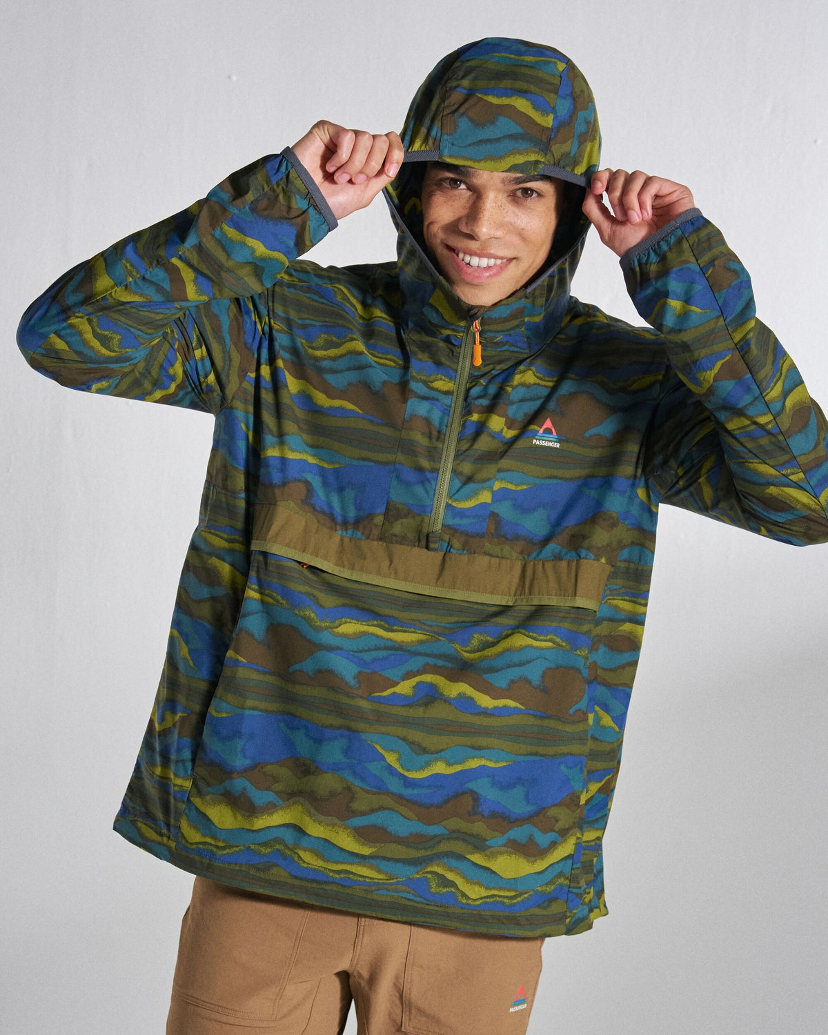 Gusto Windshell Anorak - Reflection Khaki - Studio Model