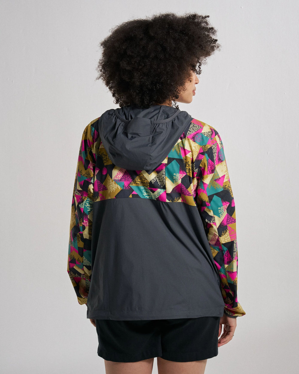 Viento Windshell Jacket - Mosaic Mountain Charcoal - Studio Model