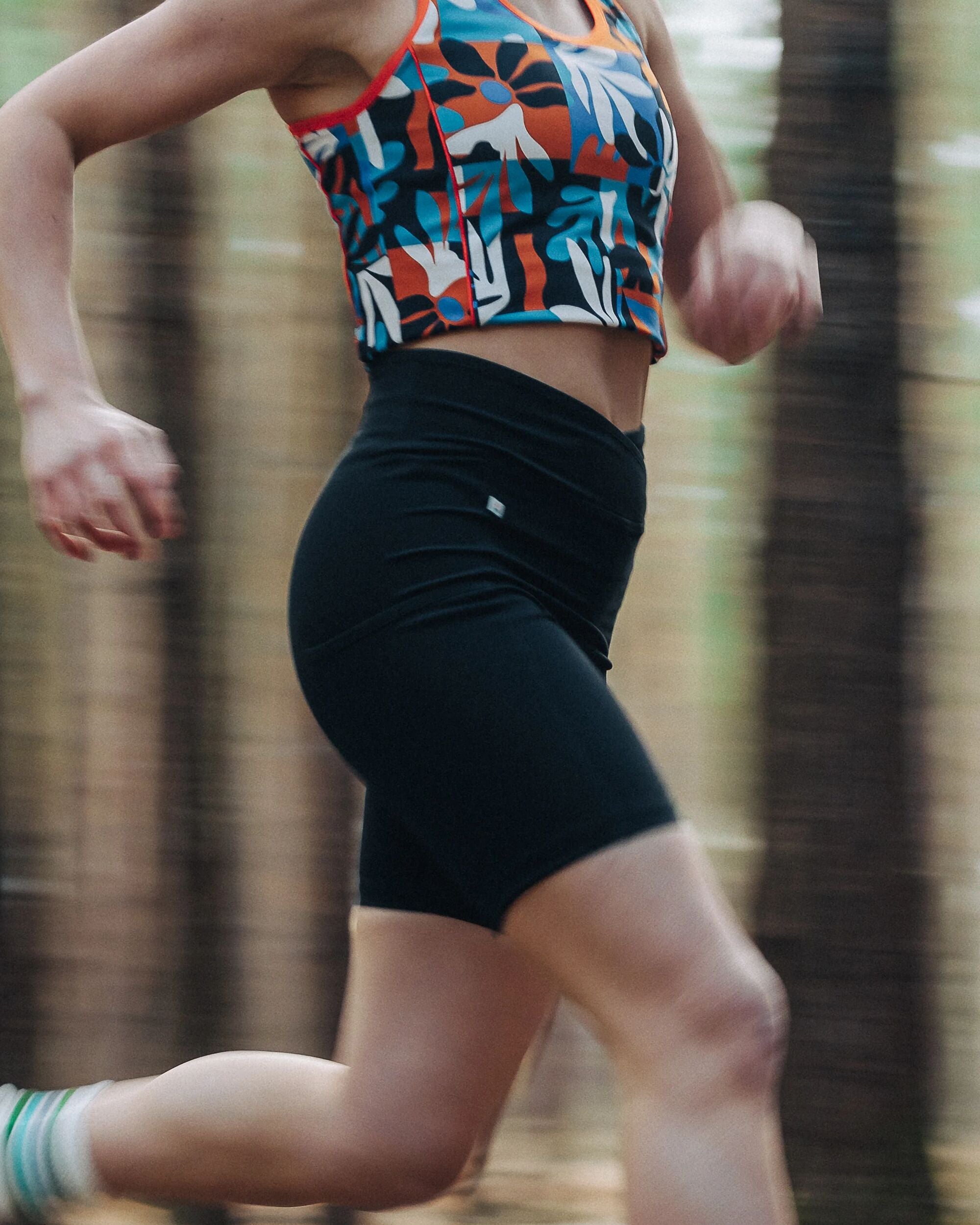 Mantra Recycled Active Short - Black - Lifestyle