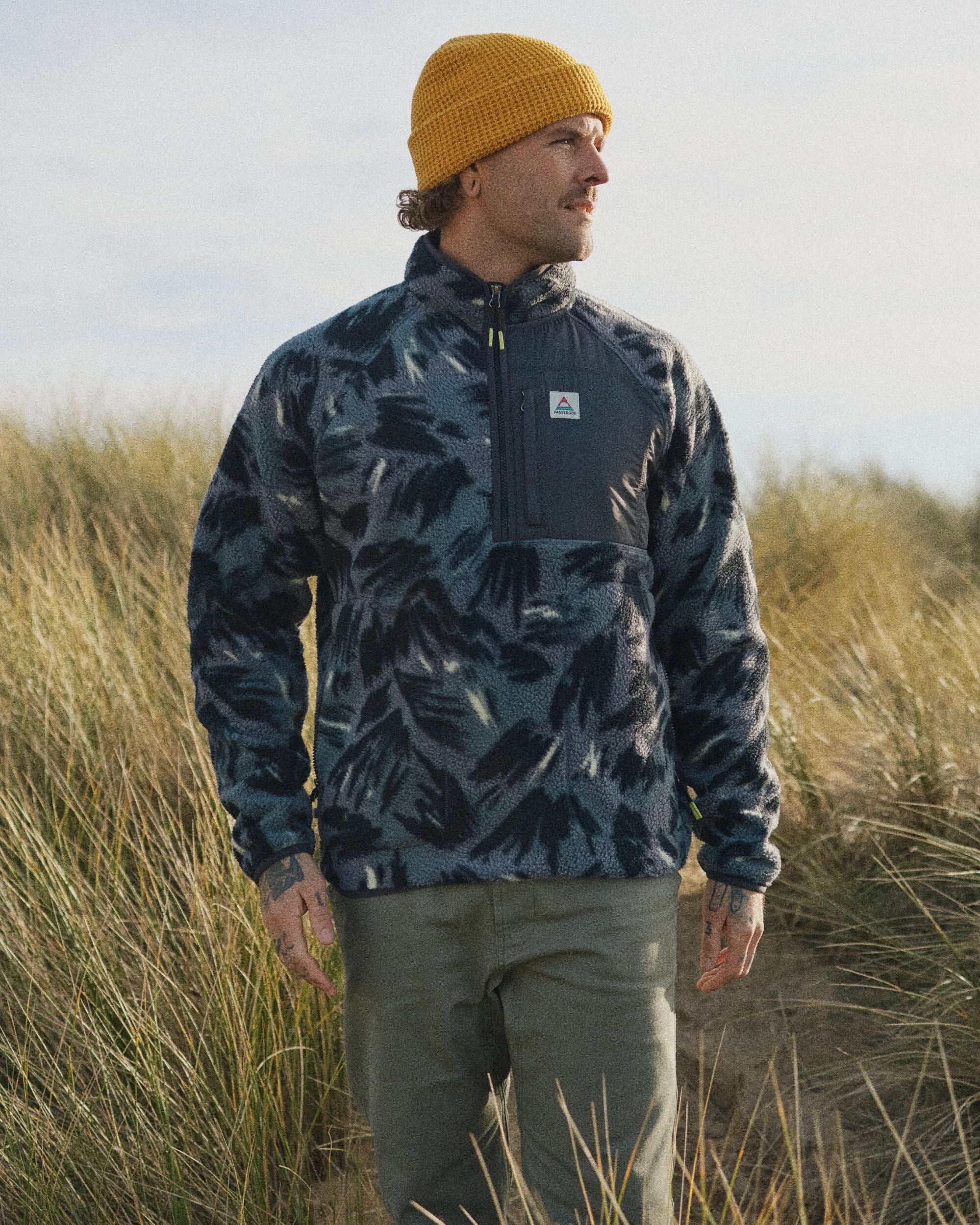 Offgrid 1/2 Zip Recycled Sherpa Fleece - Abstract Mountain Charcoal - Lifestyle