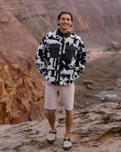 Valiant Deep Pile Fleece - Roam Further Black - Lifestyle