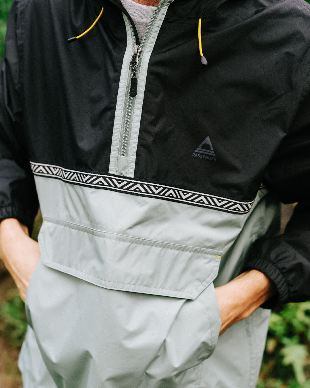 Flow 1/2 Zip Recycled Waterproof Jacket - True Black/Pistachio